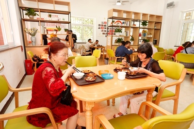 渝中区浮图关社区养老服务站：温馨食堂点亮老人幸福生活